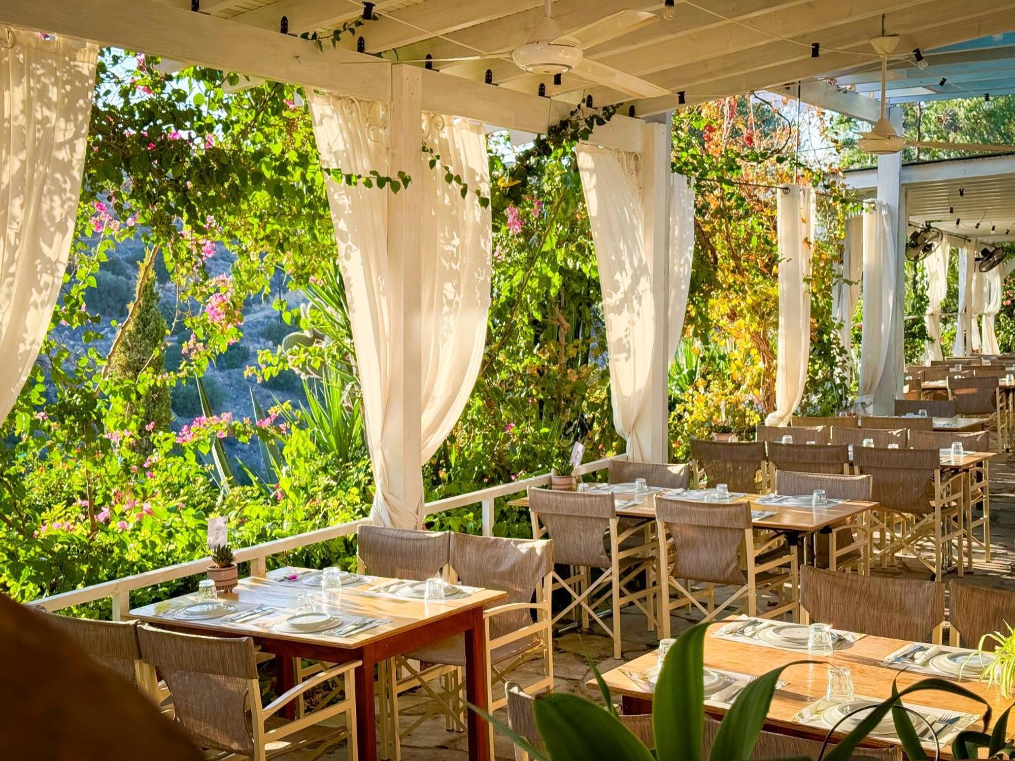 Cyprus Villages & Restaurant - Location - - With Access To Pool And Stunning Views *